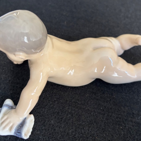 Royal Copenhagen Crawling Baby, #1739, ca.1960 - Picture 2 of 5